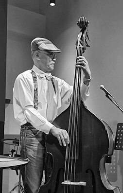 ウッドベースを弾く増田さんBK.jpg