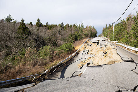 能登被災地の路面1月2日.jpg