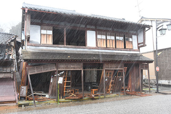 門前雨風の中で.jpg