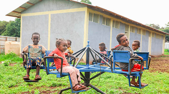 エチオピア遊具で遊ぶ子どもたち.jpg
